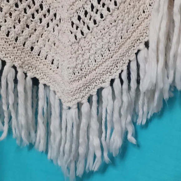 American Eagle Outfitters Beige Knitted Poncho With Fringes. Size XS/S - Picture 6 of 10